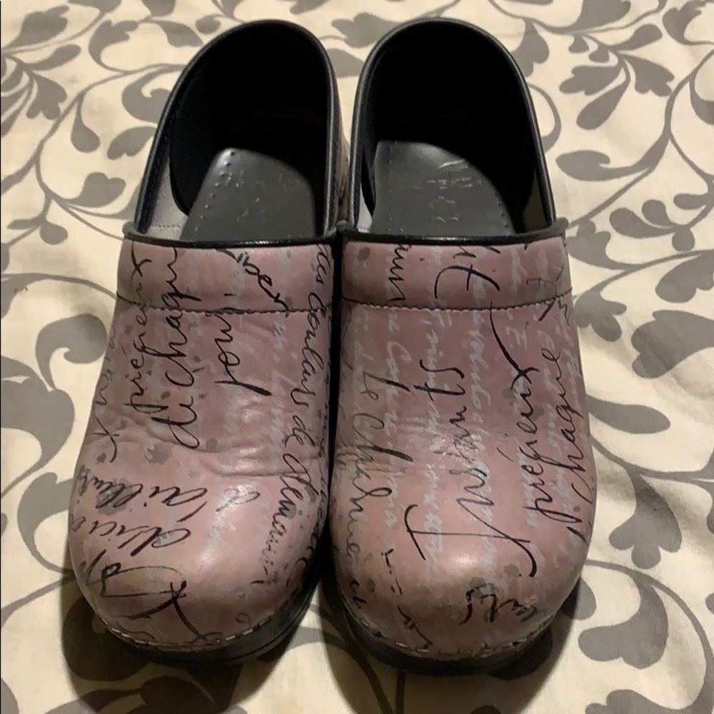 Dansko size 39 French wording shoe